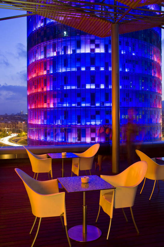 无人,酒吧,竖图,彩色,室外,城市,建筑,摩天大楼,西班牙,欧洲,巴塞罗那,塔,现代,摄影,五颜六色,照亮,色彩斑斓,加泰隆尼亚,五彩缤纷,阿格巴塔,五彩斑斓,五光十色,彩图,旅行,餐馆,咖啡馆