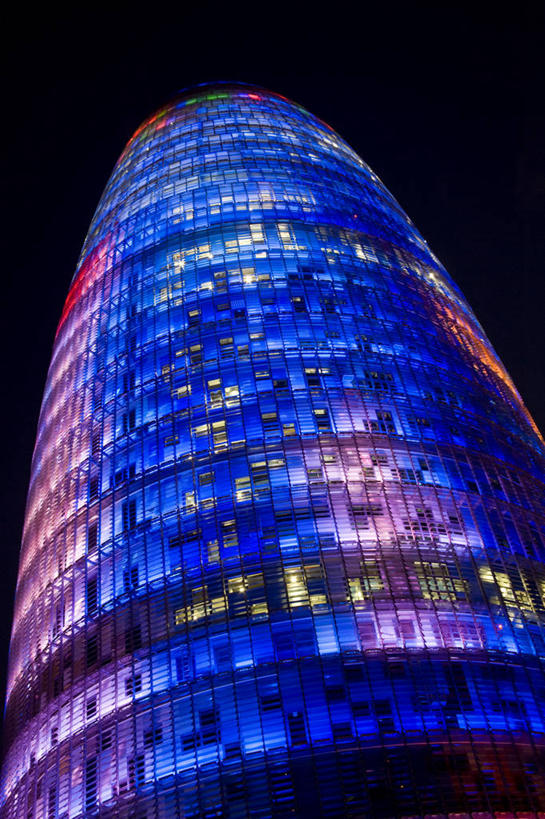 无人,竖图,彩色,室外,城市,建筑,摩天大楼,西班牙,欧洲,巴塞罗那,塔,现代,摄影,五颜六色,照亮,色彩斑斓,加泰隆尼亚,五彩缤纷,阿格巴塔,五彩斑斓,五光十色,彩图,旅行