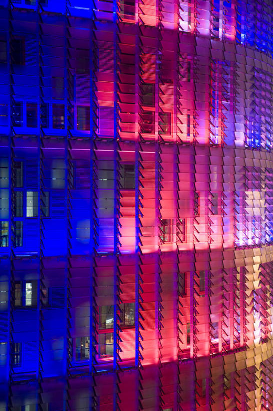 无人,竖图,彩色,室外,城市,建筑,摩天大楼,西班牙,欧洲,巴塞罗那,塔,现代,摄影,五颜六色,照亮,色彩斑斓,加泰隆尼亚,五彩缤纷,阿格巴塔,五彩斑斓,五光十色,彩图,旅行