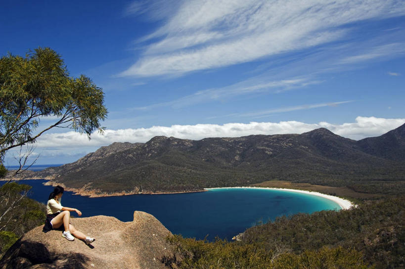 成年人,一个人,横图,全景,室外,海洋,山,山脉,水,澳大利亚,仅一个女性,沙子,地形,海岸线,海湾,风景,自然,看,思考,摄影,宁静,国家公园,塔斯马尼亚,澳大拉西亚,科尔斯湾,女人,海滩,彩图,酒杯湾,美人,半岛
