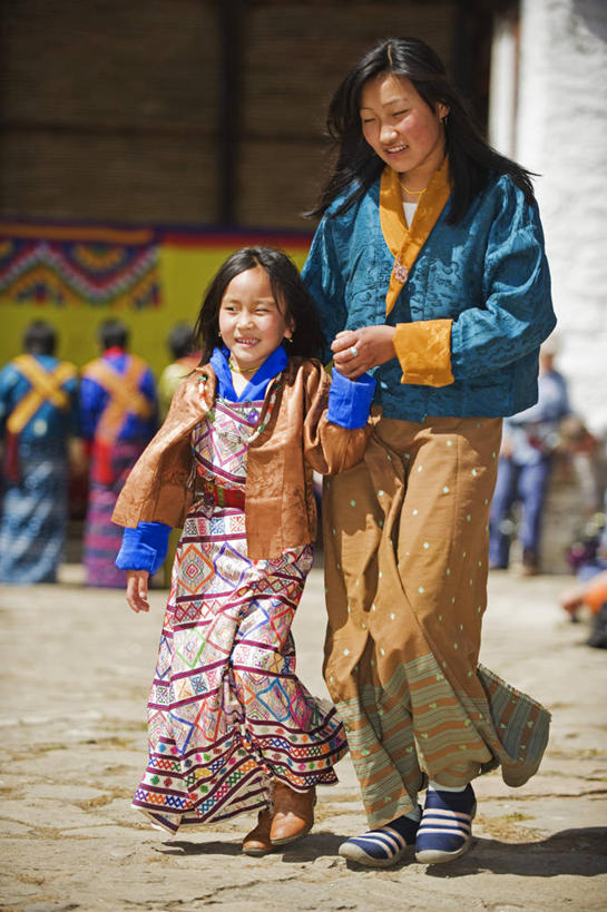儿童,成年人,两个人,家庭,母亲,女儿,竖图,彩色,室外,白天,旅游,不丹,亚洲,衣服,温暖,温馨,一家人,摄影,五颜六色,色彩斑斓,和睦,肖像,五彩缤纷,五彩斑斓,五光十色,女孩,女人,女性,彩图,传统服装,旅行,融洽,传统文化
