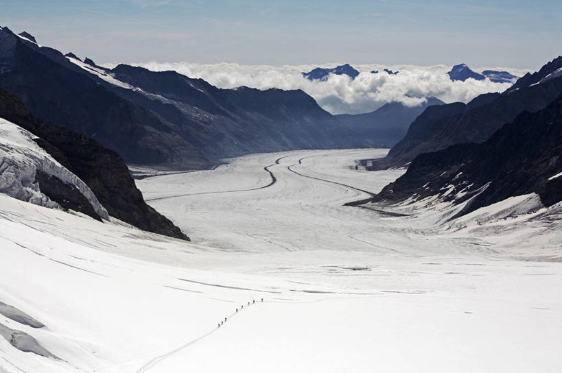 无人,竖图,室外,旅游,度假,运动,山,山脉,雪,瑞士,欧洲,行人,游客,游人,冰,娱乐,阿莱奇冰川,路人,旅客,享受,休闲,放松,摄影,生活方式,阿尔卑斯山脉,少女峰,瓦莱斯州,紫苑,过客,冒险,步行,彩图,冰隙