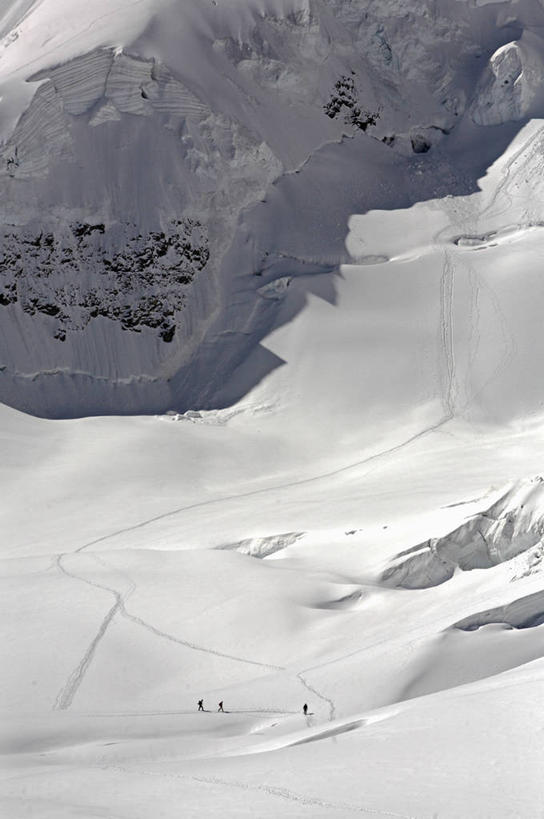 无人,竖图,室外,旅游,度假,运动,山,山脉,雪,瑞士,欧洲,行人,游客,游人,冰,娱乐,阿莱奇冰川,路人,旅客,享受,休闲,放松,摄影,生活方式,阿尔卑斯山脉,少女峰,瓦莱斯州,紫苑,过客,冒险,步行,彩图,冰隙