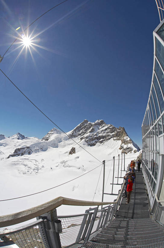 竖图,室外,旅游,山,山脉,太阳,雪,瑞士,欧洲,行人,游客,游人,冰,阿莱奇冰川,路人,旅客,蓝色,天空,看,摄影,阿尔卑斯山脉,少女峰,瓦莱斯州,过客,彩图