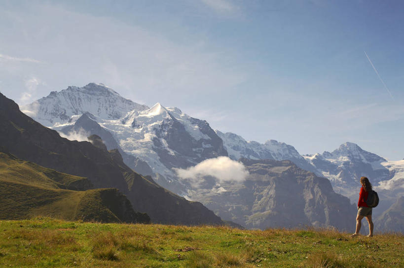 成年人,一个人,横图,室外,旅游,度假,草地,山,山脉,瑞士,欧洲,阿尔卑斯山,仅一个女性,地形,娱乐,草,绿色,风景,享受,休闲,放松,摄影,阿尔卑斯山脉,少女峰,艾格峰,冒险,女人,步行,彩图