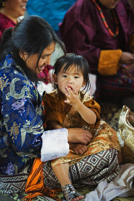 儿童,成年人,两个人,家庭,母亲,女儿,竖图,彩色,室外,旅游,不丹,亚洲,首都,衣服,温暖,温馨,一家人,摄影,五颜六色,色彩斑斓,和睦,肖像,五彩缤纷,五彩斑斓,五光十色,廷布,女孩,女人,女性,彩图,传统服装,旅行,融洽,传统文化