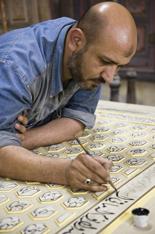 成年人,一个人,画家,竖图,建筑业,车间,装修,叙利亚,仅一个男性,装饰,工作,古城,首都,摄影,中东,修复,肖像,作画,手艺,大马士革,美术工艺,男人,彩图,传统文化