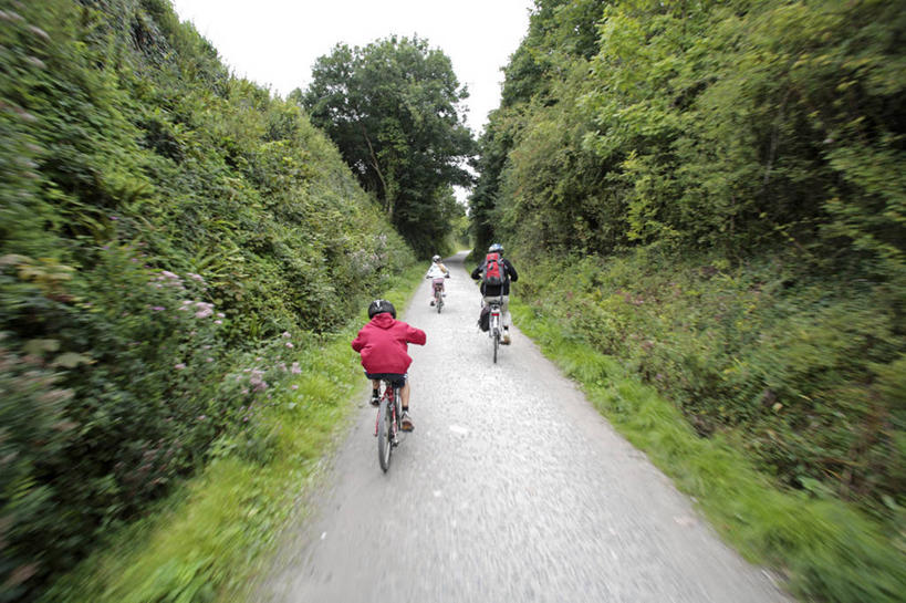 儿童,家庭,母亲,横图,锻炼,旅游,度假,自行车,英国,小路,方向,英格兰,车,脚踏车,骑,交通工具,骑车,温暖,温馨,一家人,摄影,活动,和睦,载具,树篱,男孩,女孩,彩图,旅行,西南英格兰,融洽