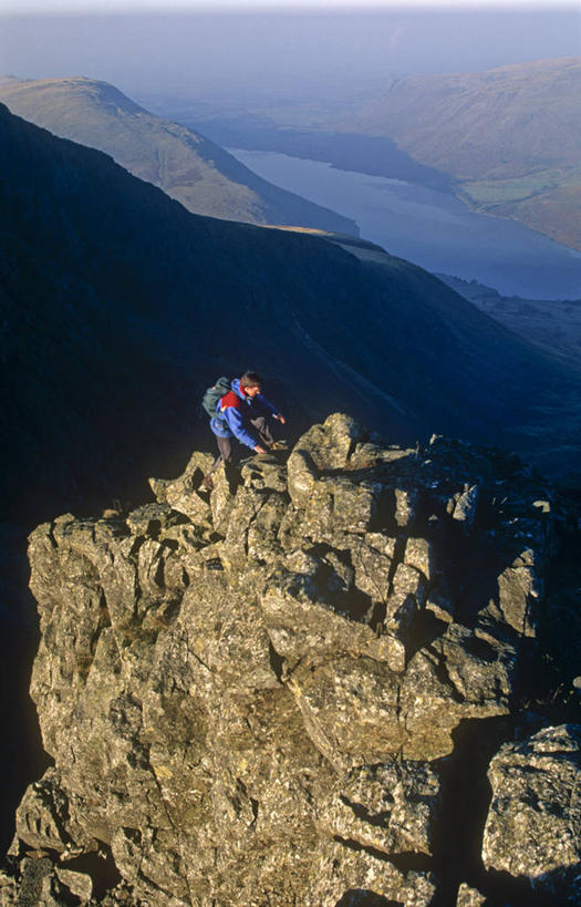 成年人,一个人,攀登,竖图,室外,湖,美景,山,山脉,英国,仅一个男性,地形,景观,英格兰,风景,自然,景色,摄影,落下,动作,国家公园,西欧,自然风光,坎布里亚,男人,彩图,旅行,精力