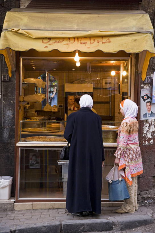 儿童,成年人,家庭,母亲,女儿,商店,竖图,窗户,城市,街道,叙利亚,古城,首都,衣服,温暖,温馨,一家人,摄影,和睦,中东,大马士革,女孩,女人,女性,彩图,融洽,传统文化