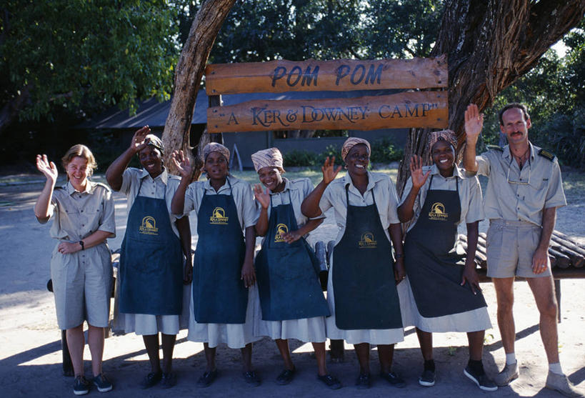 成年人,人群,微笑,横图,室外,度假,快乐,友谊,酒店,非洲,博茨瓦纳,挥手,职业,服务,摄影,问候,露营,奥卡万戈三角洲,手摇花,野生动物保护区,莫瑞米野生动物保护区,女人,非洲人,彩图