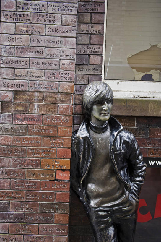 无人,竖图,街道,英国,欧洲,行人,游客,游人,装饰,雕像,砖,墙,音乐,英格兰,路人,旅客,摄影,图标,身份,音乐人,英国文化,利物浦,过客,彩图,旅行,披头士