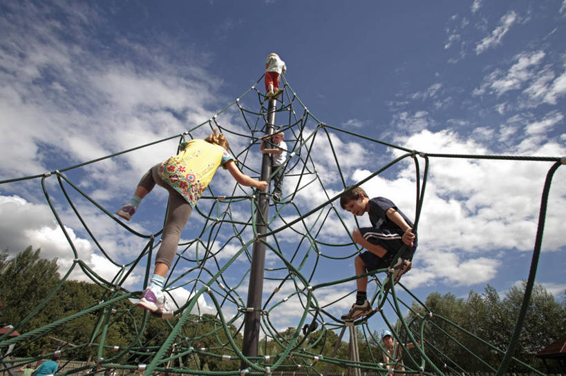 儿童,两个人,家庭,攀登,横图,室外,旅游,度假,纯洁,游乐场,英国,欧洲,行人,游客,游人,环绕,缠绕,英格兰,路人,旅客,绳子,可爱,平衡,童年,童趣,摄影,纠缠,挑战,童真,烂漫,无邪,英国文化,国家森林公园,过客,莱切斯特城,冒险,天真,男孩,女孩,休闲活动,彩图,旅行,板栗游戏