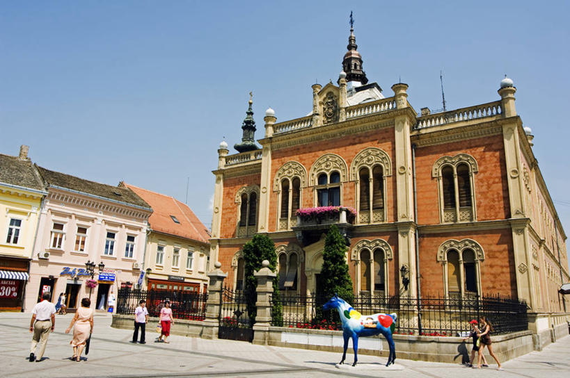 博物馆,广场,横图,室外,旅游,城市,建筑,马,欧洲,行人,游客,游人,雕像,路人,旅客,摄影,塞尔维亚,过客,彩图,柱头,诺维萨德