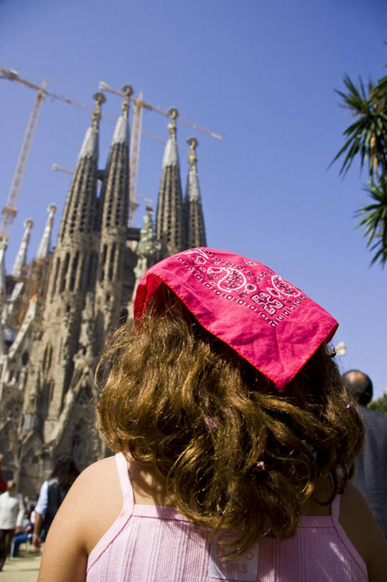 儿童,两个人,教堂,横图,旅游,度假,纯洁,街道,西班牙,欧洲,行人,游客,游人,表演,艺术,表演者,路人,旅客,扮演,可爱,童年,童趣,艺术家,摄影,演出,加泰隆尼亚,手艺,童真,烂漫,无邪,兰布拉斯大道,美术工艺,过客,天真,女孩,彩图,旅行