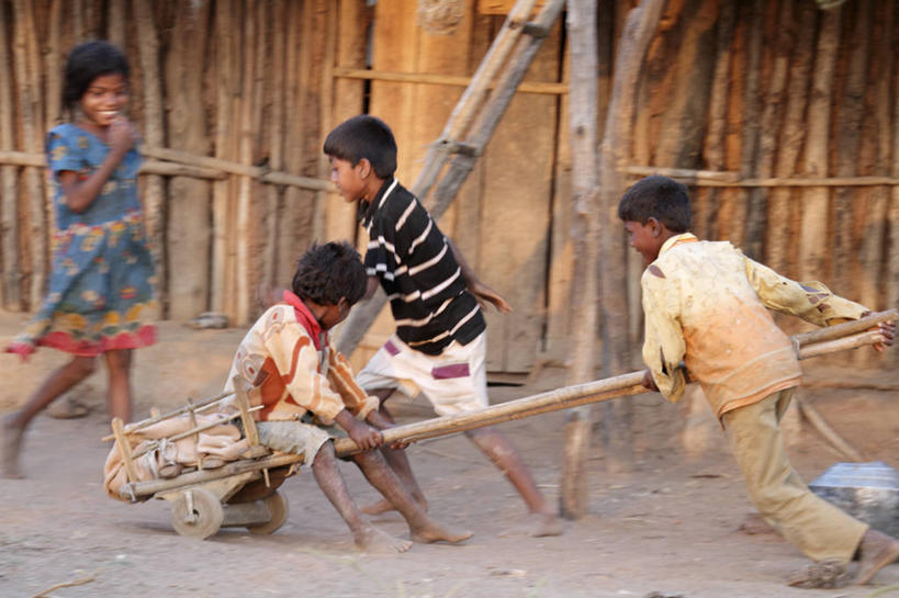 儿童,跑,推,横图,美景,玩具,印度,亚洲,景观,乡村,自然,赤脚,景色,活力,摄影,动作,简单,自然风光,男孩,女孩,彩图,旅行,传统文化