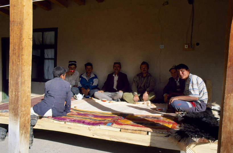 成年人,横图,讨论,友谊,塔吉克斯坦,亚洲,喝,会议,房屋,树荫,饮料,摄影,住房,中亚,丝绸之路,男人,说话,彩图,传统服装,门廊