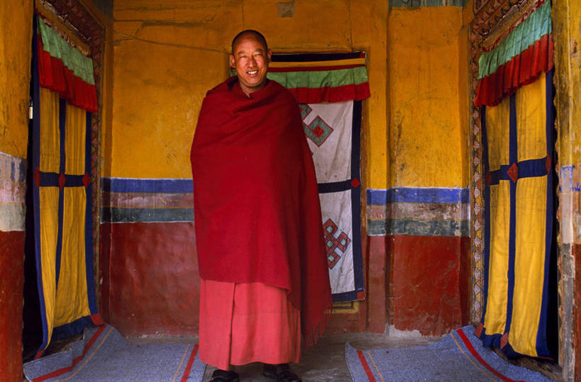 一个人,横图,彩色,中国,亚洲,首都,拉萨,衣服,红色,摄影,宗教,佛教,五颜六色,色彩斑斓,神殿,中国文化,五彩缤纷,西藏自治区,五彩斑斓,甘丹寺,五光十色,彩图,传统文化,文化大革命