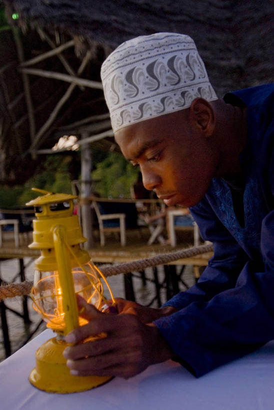 一个人,竖图,室外,旅游,度假,日落,准备,灯笼,地形,光,热,娱乐,风景,黄昏,职业,享受,休闲,放松,摄影,热带气候,照明设备,华贵,东非,桑吉巴尔,奔巴岛,海滩,休闲活动,彩图,旅行