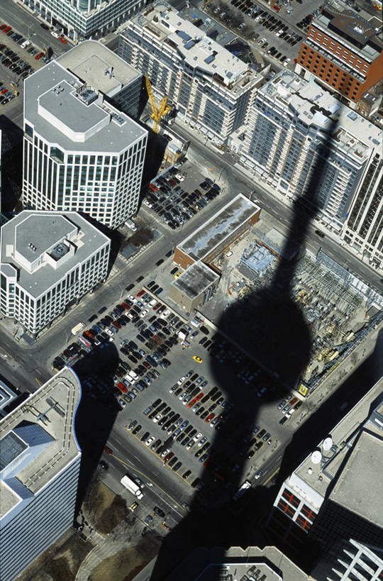 无人,竖图,室外,白天,风,城市,建筑,旗帜,加拿大,塔,高处,宏伟,吹气,飞,地标建筑,美国国旗,摄影,工程,图标,市区,加拿大国旗,多伦多,多伦多电视塔,彩图