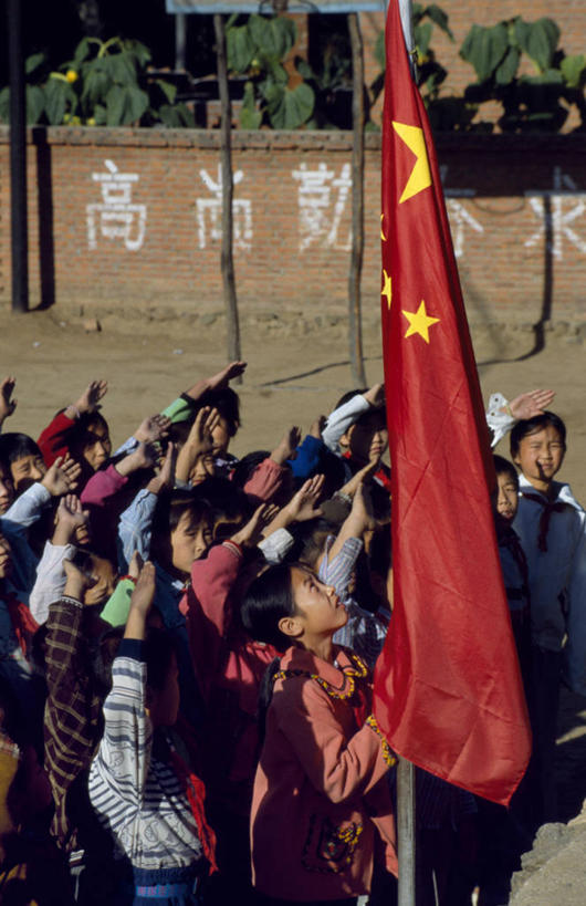 儿童,竖图,骄傲,旗帜,国旗,亚洲,教育,摄影,生活方式,敬礼,中国文化,身份,宣誓,中国国旗,爱国主义,尊敬,团结,彩图,传统文化