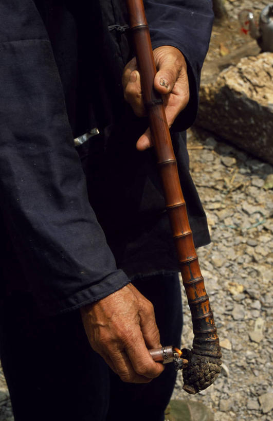 成年人,手,一个人,吸烟,竖图,亚洲,仅一个男性,乡村,燃烧,社区,点燃,人体,摄影,烟斗,部分,享乐,上瘾,贵州省,男人,烟草,彩图