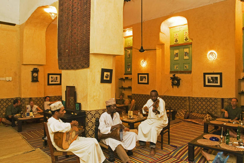 三个人,横图,室内,吃饭,旅游,非洲,坦桑尼亚,行人,游客,游人,岛,乐器,热,音乐,路人,旅客,摄影,种族,音乐人,东非,桑吉巴尔,过客,海滩,休闲活动,彩图,餐馆,传统文化,季候风