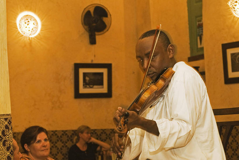 一个人,横图,室内,吃饭,旅游,非洲,坦桑尼亚,行人,游客,游人,岛,乐器,小提琴,热,音乐,路人,旅客,摄影,种族,音乐人,东非,桑吉巴尔,过客,海滩,休闲活动,彩图,餐馆,传统文化,季候风