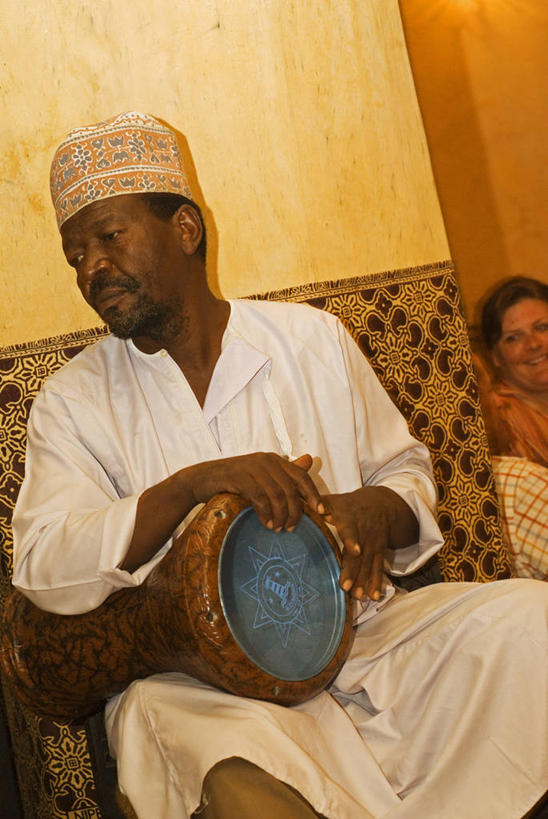 一个人,竖图,室内,吃饭,旅游,非洲,坦桑尼亚,行人,游客,游人,岛,乐器,热,音乐,路人,旅客,摄影,种族,音乐人,东非,桑吉巴尔,过客,海滩,休闲活动,彩图,餐馆,传统文化,季候风