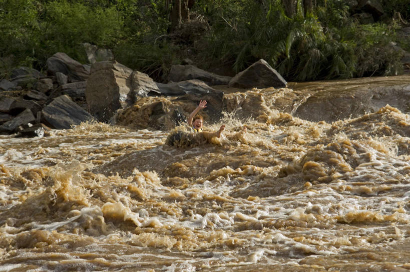 游泳,儿童,无人,横图,室外,旅游,度假,河流,非洲,肯尼亚,行人,游客,游人,救生圈,塑料,路人,旅客,塑料制品,游泳圈,摄影,充气,活动,救生,泅水,过客,冒险,男孩,彩图,旅行,内胎