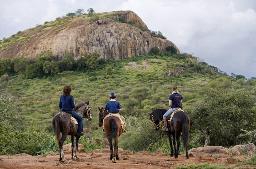 三个人,横图,旅游,度假,马,非洲,肯尼亚,行人,游客,游人,骑马,路人,旅客,骑,摄影,过客,冒险,彩图,旅行