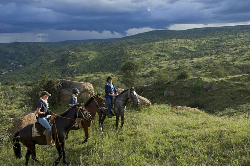 三个人,家庭,横图,旅游,度假,马,非洲,肯尼亚,行人,游客,游人,骑马,路人,旅客,骑,摄影,过客,冒险,彩图,旅行