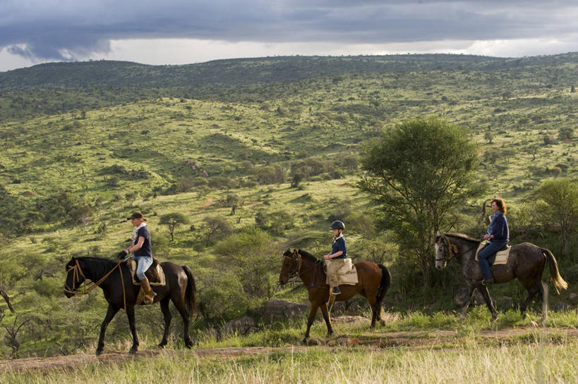 三个人,横图,旅游,度假,马,非洲,肯尼亚,行人,游客,游人,骑马,路人,旅客,骑,摄影,过客,冒险,彩图,旅行