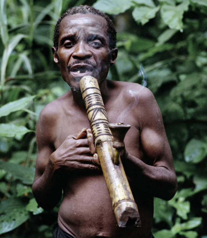 成年人,一个人,竖图,非洲,乌干达,仅一个男性,小的,烟,摄影,矮,吸气,刚果民主共和国,男人,彩图