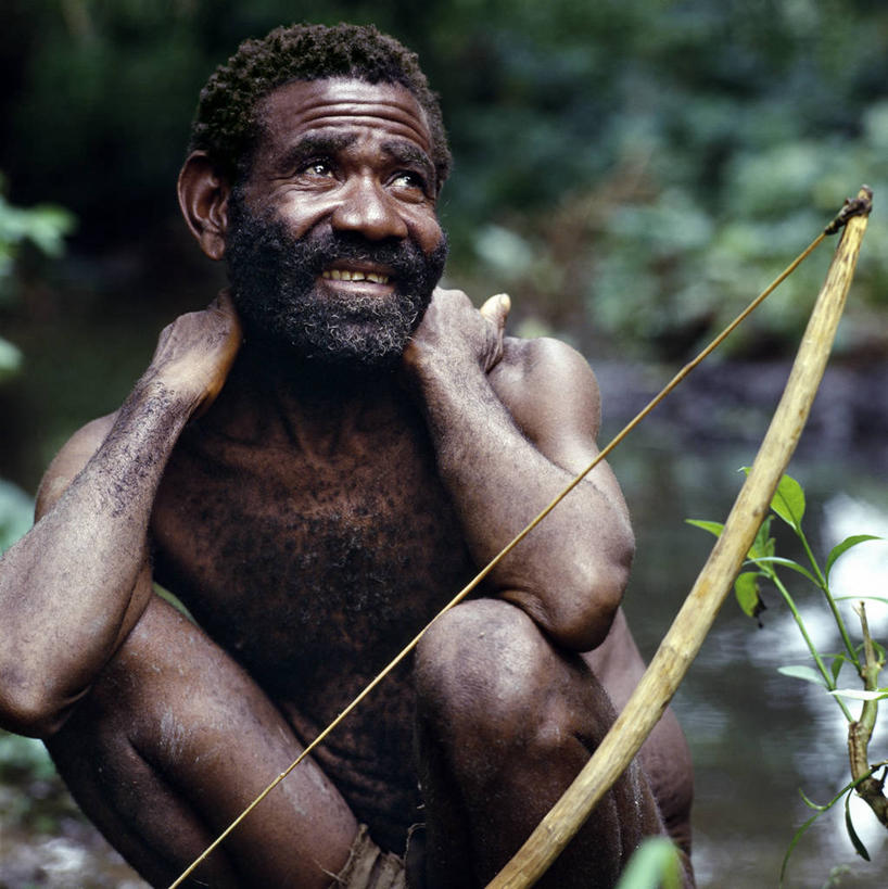 成年人,胡须,一个人,微笑,竖图,室外,森林,非洲,乌干达,仅一个男性,箭,摄影,猎人,害羞,男人,胡子,络腮胡,彩图