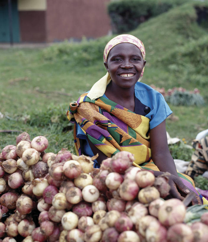 成年人,一个人,竖图,购物,消费,蔬菜,洋葱,非洲,乌干达,仅一个女性,集市,市场,金融,摄影,清新,销售,贩卖,选购,贸易,女人,商人,彩图,传统服装