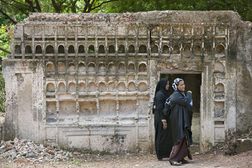 成年人,两个人,家,横图,建筑,非洲,肯尼亚,房屋,废墟,衣服,摄影,伊斯兰教,非洲文化,19世纪,阿伦岛,女人,彩图,旅行