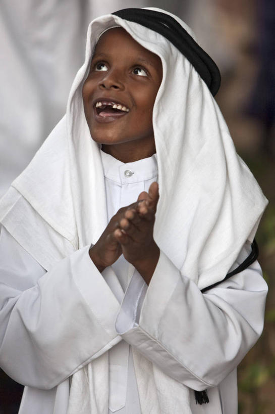 儿童,成年人,竖图,礼物,非洲,肯尼亚,长袍,白色,甜食,摄影,伊斯兰教,阿伦岛,男孩,男人,彩图,旅行
