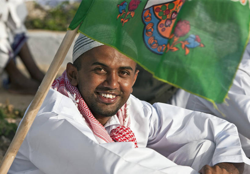 儿童,成年人,竖图,礼物,非洲,肯尼亚,长袍,白色,甜食,摄影,伊斯兰教,阿伦岛,男孩,男人,彩图,旅行