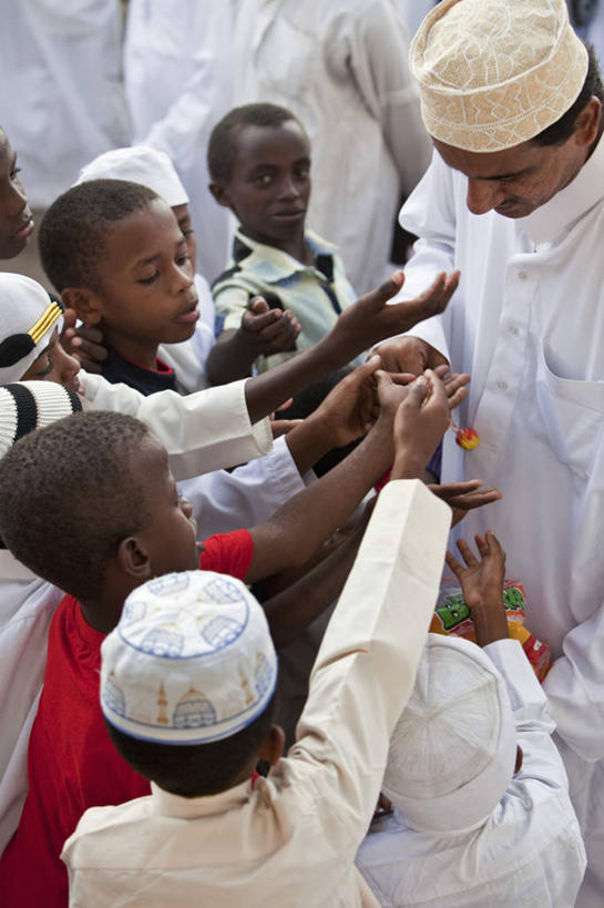 儿童,成年人,竖图,礼物,非洲,肯尼亚,长袍,白色,甜食,摄影,伊斯兰教,阿伦岛,男孩,男人,彩图,旅行