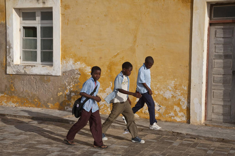 儿童,横图,制服,友谊,非洲,莫桑比克,岛,教育,废墟,地标建筑,社区,校服,摄影,早晨,下降,男孩,彩图,旅行,联合国教科文组织,小学生