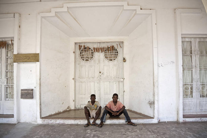 儿童,兄弟,坐,横图,友谊,门,建筑,非洲,莫桑比克,岛,门口,台阶,白色,地标建筑,摄影,男孩,男性,彩图,旅行,联合国教科文组织