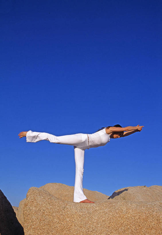 成年人,一个人,公园,站,竖图,室外,锻炼,瑜伽,幸福,运动,美国,仅一个女性,伸展,蓝色,天空,健康,思考,养生,瑜珈,摄影,冥想,北美,北美洲,国家公园,加利福尼亚,肖像,美洲,加州,加利福尼亚州,金州,黄金州,北亚美利加洲,亚美利加洲,约书亚树国家公园,灵性,体育,女人,岩石,彩图,健身,勇士式,勇士一式,美利坚合众国