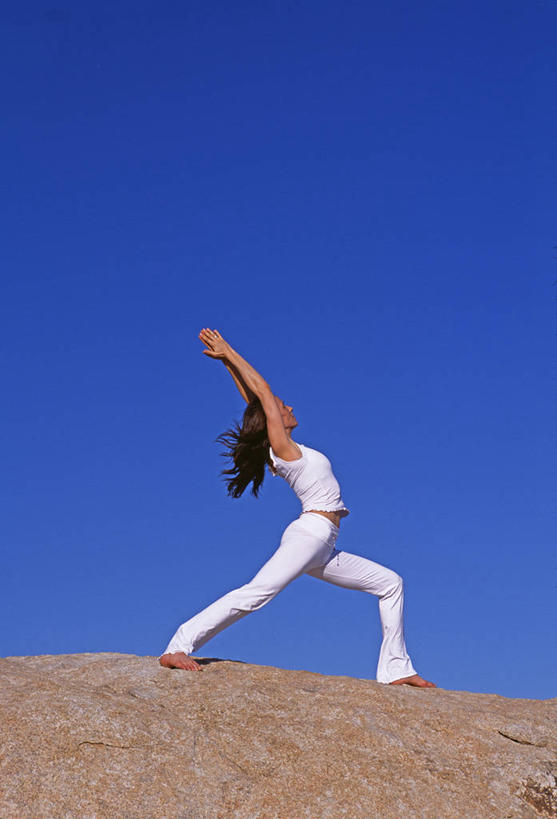 成年人,一个人,公园,站,竖图,室外,锻炼,瑜伽,幸福,运动,美国,仅一个女性,伸展,蓝色,天空,健康,思考,养生,瑜珈,摄影,冥想,北美,北美洲,国家公园,加利福尼亚,肖像,美洲,加州,加利福尼亚州,金州,黄金州,北亚美利加洲,亚美利加洲,约书亚树国家公园,灵性,体育,女人,岩石,彩图,健身,勇士式,勇士一式,美利坚合众国