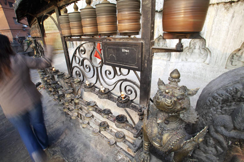一个人,横图,尼泊尔,首都,佛塔,地标建筑,祈祷,摄影,宗教,佛教,神殿,宗教建筑,转经筒,加德满都,朝圣节,苏瓦扬布拿佛塔,彩图,旅行,美人