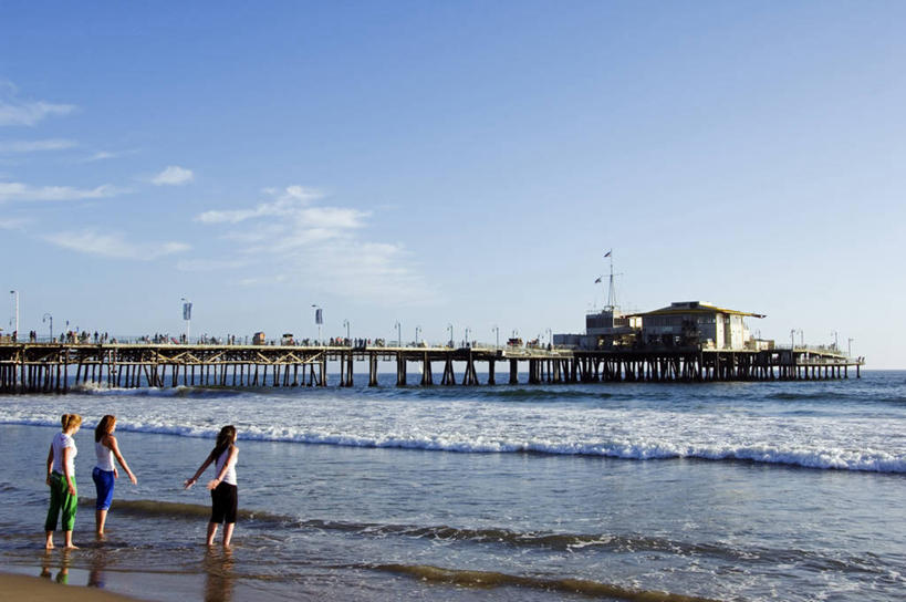 儿童,成年人,码头,横图,室外,海洋,水,美国,沙子,海岸线,波浪,摄影,生活方式,动作,北美,北美洲,加利福尼亚,美洲,加州,洛杉矶,加利福尼亚州,金州,黄金州,北亚美利加洲,亚美利加洲,圣莫尼卡,天使之城,圣莫尼卡海滩,女孩,女人,海滩,彩图,县治,洛杉矶县,美利坚合众国,洛城