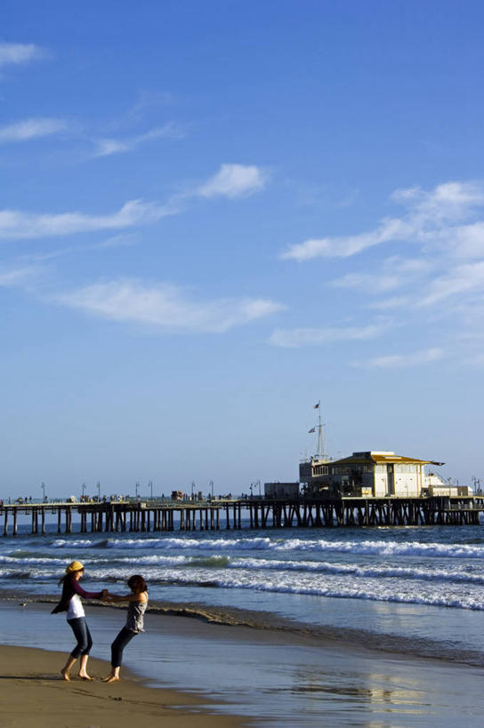 儿童,成年人,两个人,码头,竖图,室外,海洋,水,美国,沙子,海岸线,波浪,摄影,生活方式,动作,北美,北美洲,加利福尼亚,美洲,加州,洛杉矶,加利福尼亚州,金州,黄金州,北亚美利加洲,亚美利加洲,圣莫尼卡,天使之城,圣莫尼卡海滩,女孩,女人,海滩,彩图,县治,洛杉矶县,美利坚合众国,洛城