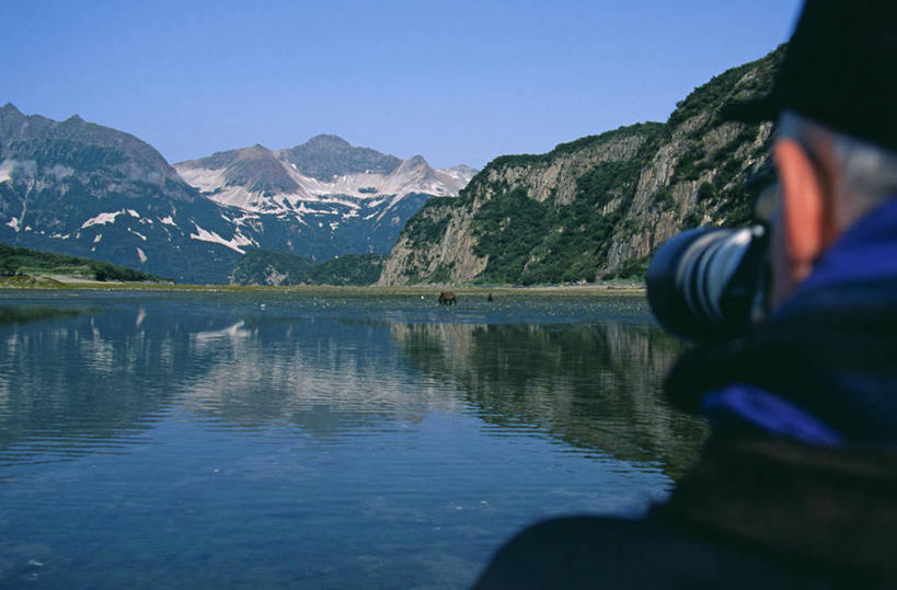 两个人,摄影师,横图,室外,河流,山,山脉,水,哺乳动物,野生动物,熊,相机,美国,行人,游客,游人,反射,小熊,路人,旅客,动物,摄影,北美,幼兽,北半球,过客,棕熊,彩图,海港