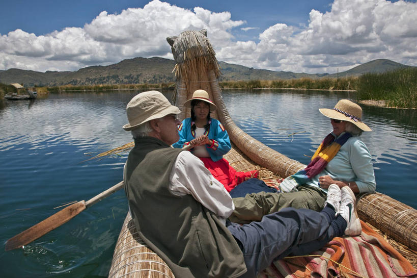 成年人,三个人,横图,室外,农业,湖,水,秘鲁,表演,岛,田地,乐器,南美,摄影,长笛,拉丁美洲,普诺,的的喀喀湖,塔奇拉,男人,岩石,彩图,传统服装,旅行,摇摆舞,传统文化
