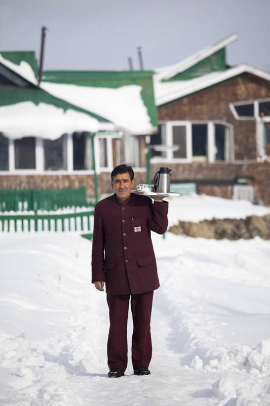 成年人,一个人,服务员,竖图,室外,雪,酒店,印度,亚洲,仅一个男性,餐盘,服务,摄影,南亚,喜马拉雅山脉,印度共和国,克什米尔,查谟.克什米尔,查谟.克什米尔邦,男人,服务生,侍者,彩图,旅行,喀什米尔,客房服务,克什米尔地区